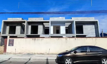 Sobrado com 3 dormitórios sendo um suíte r$580.000,00 1.300m do mar em balneário