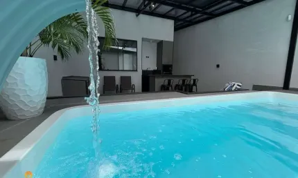 Excelente Sobrado mobiliado de 03 dormitórios, com Piscina, a venda em Balneário