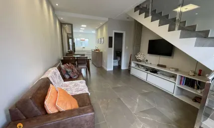 Sobrado mobiliado à apenas 300m do mar, em Balneário Piçarras, Santa Catarina.