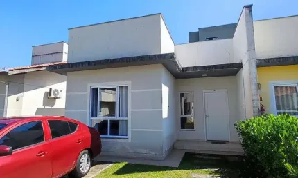 Casa em Condomínio Fechado Home Club, localizada a 500 metros da praia em Balneá