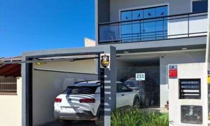 Sobrado mobiliado, com 3 dormitórios e quintal aos fundos, à venda por R$750.000