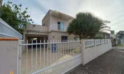 Sobrado mobiliado, com 03 dormitórios, à apenas 500m do mar, no centro de Balneá