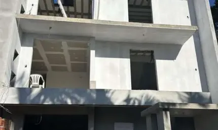 Apartamento 2 dormitórios, sendo 1 suíte a apenas 500m do mar em bal. piçarras -