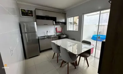 Sobrado com 2 suítes no Centro de Balneário Piçarras-SC. À venda por R$549.000,0