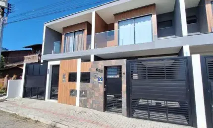 Excelente sobrado semi-mobiliado, com 3 suítes, no centro de piçarras, à apenas