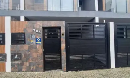 Excelente Sobrado semi-mobiliado, com 3 suítes, no Centro de Piçarras, à apenas