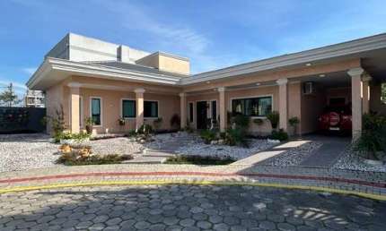 Ampla casa com 3 dormitórios, em Condomínio fechado em Balneário Piçarras-SC .