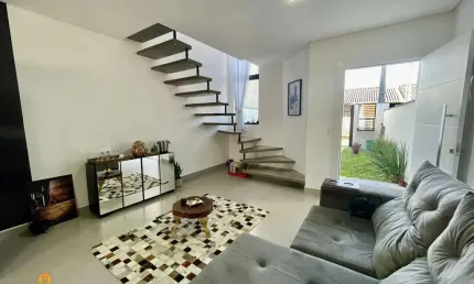 Sobrado com 2 suítes, no bairro itacolomi, em balneário piçarras/sc!