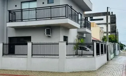 Sobrado com 03 dormitórios, à apenas 300m do mar, no centro de balneário piçarra