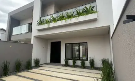 Sobrado com 03 dormitórios, área aos fundos, à apenas 400m do mar - itacolomi, b
