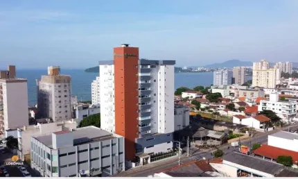 Apartamento mobiliado com dois dormitórios, a apenas 100m do mar, no centro de b