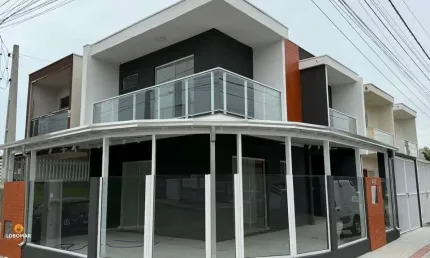 Sobrado pronto para morar, à  apenas 600m do mar, no bairro Itacolomi, em Bal. P