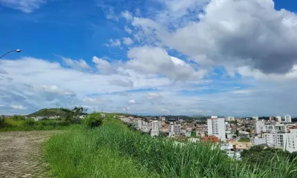 Terreno à venda no Jardim Amália, Volta Redonda  por R$ 430.000