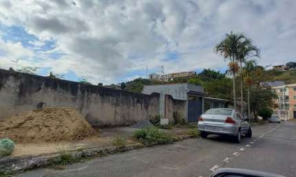 Terreno à venda no Jardim Amália, Volta Redonda  por R$ 450.000