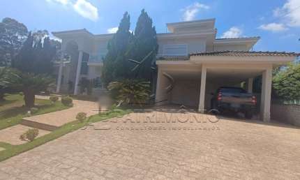 Casa em condomínio com 4 dormitórios, sendo 3 suítes.