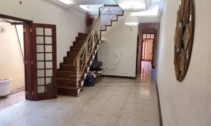 Casa na zona central com 4 dormitórios, 1 sendo suíte  e 3 suítes com closet.