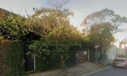 CASA ASSOBRADADA CENTRO COM 2 QUARTOS SENDO 1 SUITE