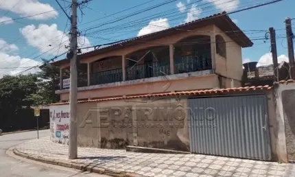 CASA ASSOBRADADA NOVO MUNDO COM 4 QUARTOS SENDO 1 SUITE