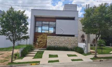 Casa no condomínio Terras de São Francisco, 1 suíte com closet