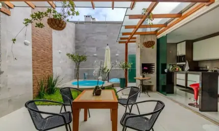 CASA TRIPLEX RESIDENCIAL - PRAIA DOS AMORES EM BALNEÁRIO CAMBORIÚ
