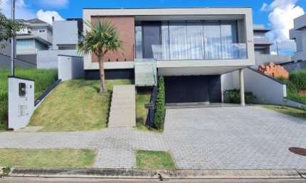 Linda Casa Mobiliada em Condomínio Alta Padrão com Sistema Club !