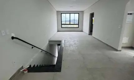 Imóvel p/ Locação com casa na parte superior e barracão na parte inferior!