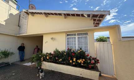 Casa à venda na Avenida Capitão Arthur dos Santos, Vila Bressan, Araras