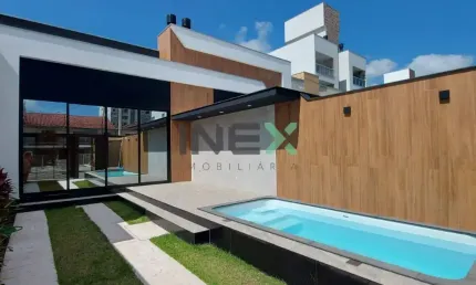 Casa nova 3 dormitórios 2 vagas piscina Centro em Camboriú - SC