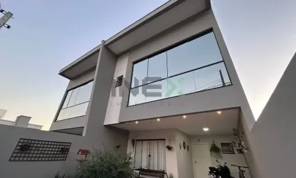 Sobrado mobiliado e equipado 3 suítes 2 vagas no Terras Altas - Camboriú - SC
