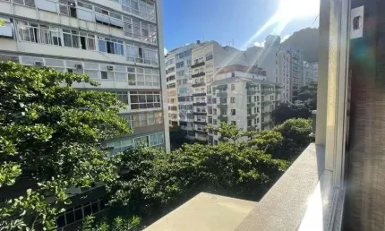 Apartamento à Venda Mobilíado Conjugado em Copacabana 33m² com 1 Suíte, Sala ampla próximo Praia do Leme e Estação do Metrô.