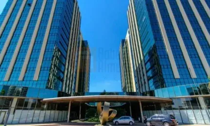 Sala comercial pronta à venda no ceo office península 36m² andar alto piso porcelanato projeto iluminação armários planejados ar condiciondo 1 vaga