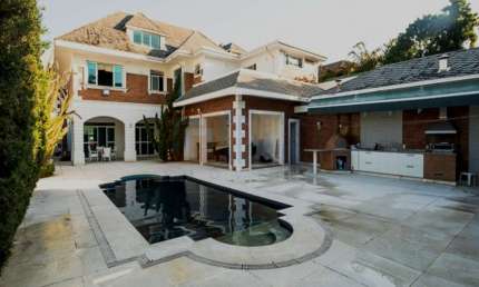 Casa à Venda ou Locação na Barra da Tijuca no Condomínio Malibu de 1000m² Área Construída 4 Suítes com Closets Piscina Sauna 4 Vagas de Garagem