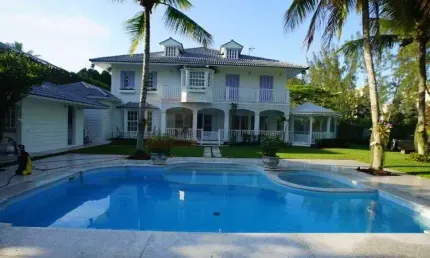 Casa de Esquina à Venda Condomínio Malibú Barra da Tijuca 790m² com Área Construída em Terreno de 1250m²  4 Suítes Piscina Sauna Garagem Subsolo
