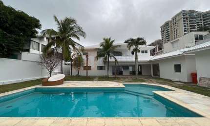 Excelente Casa à Venda ou Locação Condomínio Malibu Barra da Tijuca com 970m² de área útil com 4 Suítes sendo 1 Master 3 Vagas de Garagem