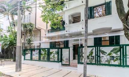 Apartamento à Venda Reformado e Decorado em Copacabana de 35,27m² com 1 Quarto Sala Cozinha Planejada Banheiro Piscina Próximo ao Metrô