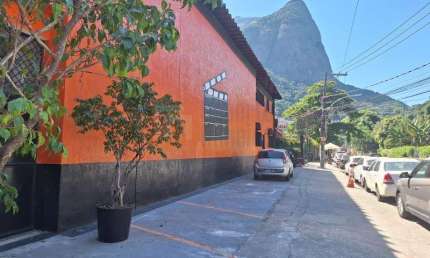 Prédio Comercial para Venda ou Locação na Barra da Tijuca com 1640m² de área Construída em Terreno de 640m² Com 3 Pavimentos Estruturado para Estúdio