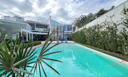 Magnífica Casa Decorada e Mobiliada à Venda no Condomínio Novo Leblon Barra da Tijuca de 980m²  4 Suítes Sendo 1 Master Piscina Sauna Varanda Gourmet