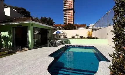 SOBRADO COM EXCELENTE SOBRA DE TERRENO E PISCINA BAIRRO COUNTRY