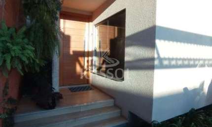 Casa térrea com 1 suite e 2 quartos no Jardim Veneza  sobra de terreno