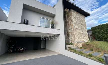 Sobrado no Condominio Treviso com 2 suites e 2 quartos, area gourmet, piscina
