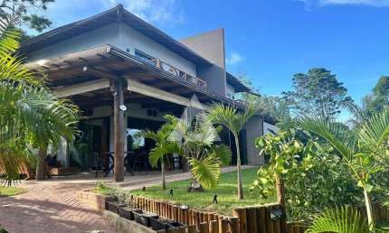 Casa na Praia do Forte PORTEIRA FECHADA com 3 quartos e 2 suítes, 159m² à venda por R$ 1.250.000,