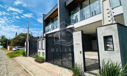 Sobrado à venda em Balneário Piçarras, Itacolomi - a 350 metros da praia
