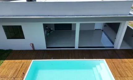 Uma linda casa para locação anual - 180m² com piscina - localizado em balneário piçarras/centro