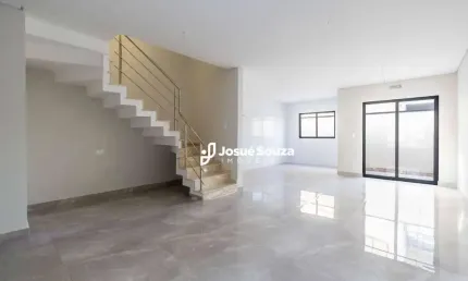 Sobrado triplex com 04 dormitórios, sendo 03 suítes no Boqueirão