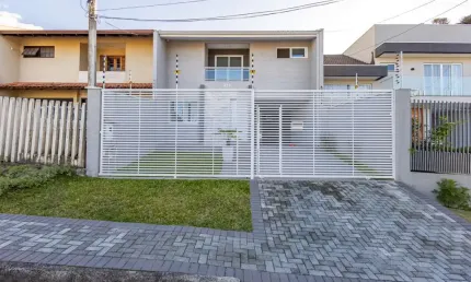 Sobrado com 3 quartos sendo 1 suíte no bairro barreirinha, próximo ao parque são lourenço
