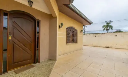 Casa com 5 quartos no bairro Cajurú, próximo ao Supermercado Jacomar.