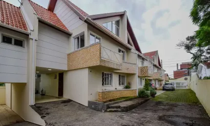 Sobrado com 3 quartos sendo 1 suítes no Centro Cívico - Próx. Shopping Muller.