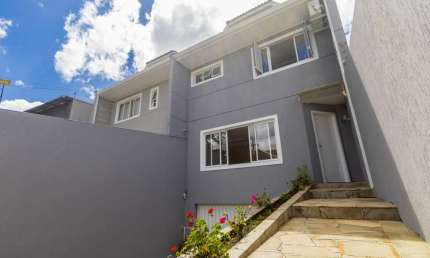 SOBRADO TRIPLEX À VENDA NO BACACHERI, 3 QUARTOS, SUÍTE COM BANHEIRA, AMPLO JARDIM E 4 VAGAS - 282m2