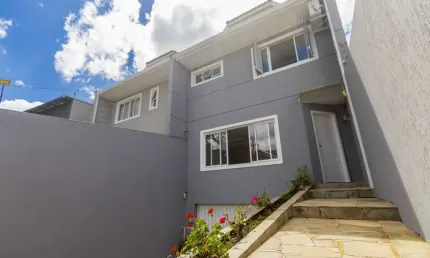 SOBRADO TRIPLEX À VENDA NO BACACHERI, 3 QUARTOS, SUÍTE COM BANHEIRA, AMPLO JARDIM E 4 VAGAS - 282m2