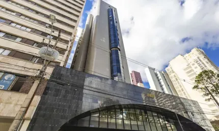 Conjunto comercial com 492,04m² de área privativa no batel